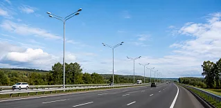 Наружное освещение автомобильных дорог: когда применяют опоры, а когда мачты освещения